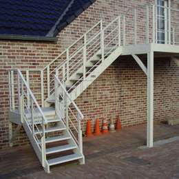 Metalltreppe und Treppenabsatz zum Zugang eines Privathauses