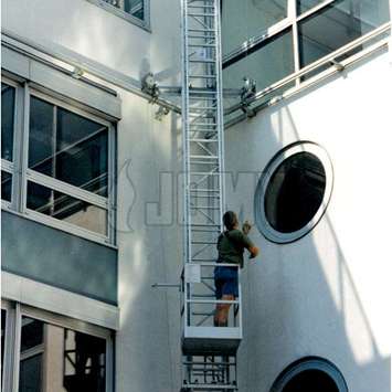 Mobile Leiter mit Gerüst an einer gekrümmten Wand - Building Maintenance Unit
