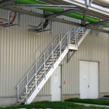 Treppe für den industriellen Zugang in einer Raffinerieanlage.